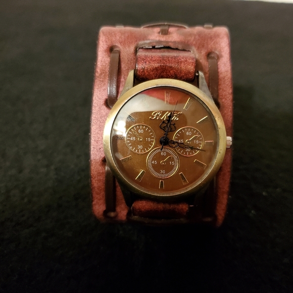 NWOT- Mens Wide Leather Band Wrist Watch - Picture 3 of 9